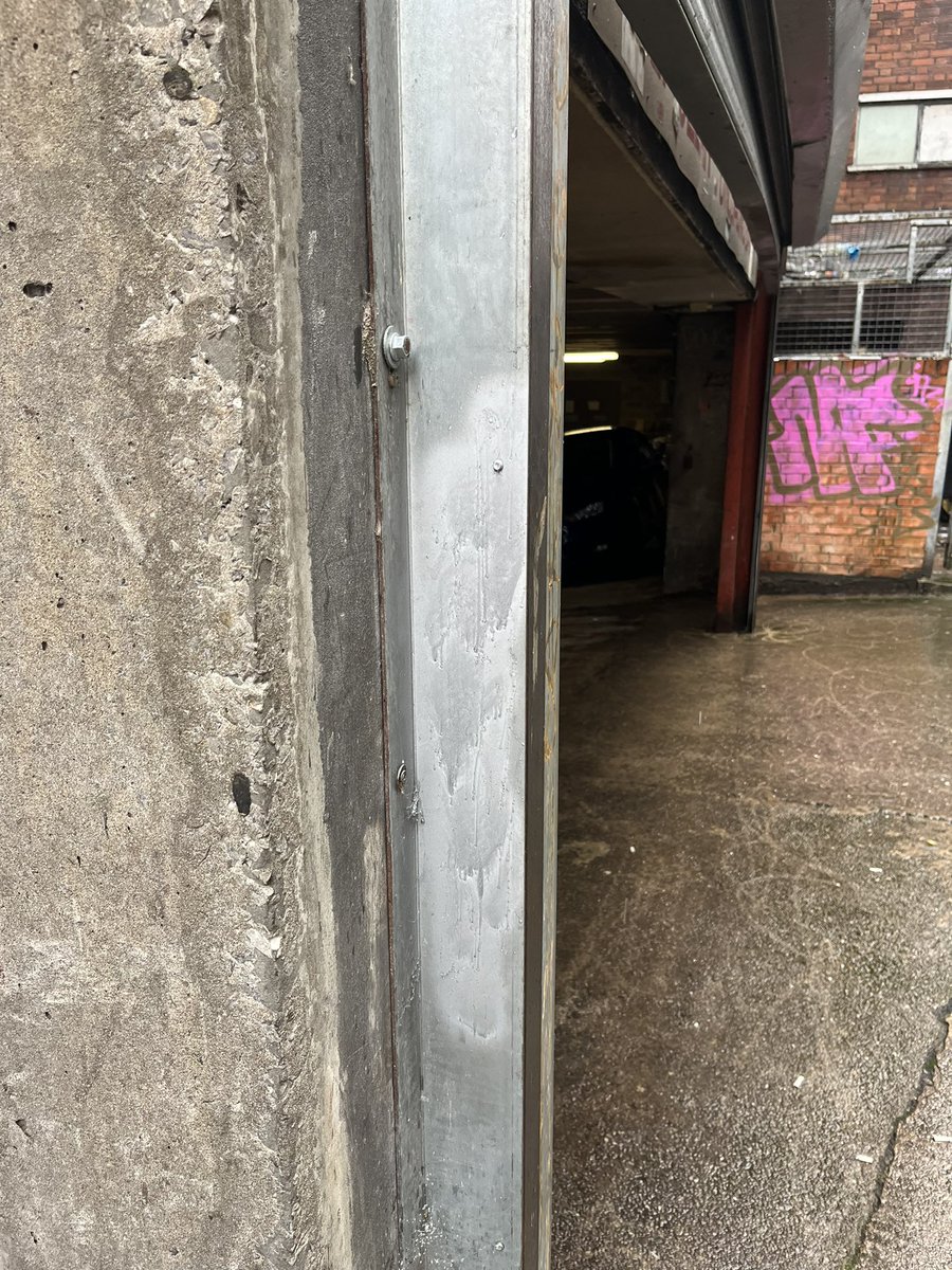 More pointless tagging in Bristol today, silver spray paint is the easiest way for quick results even with the snow drip marks 😬

#spraypaintremoval
#communitclean
<a href="/BristolCouncil/">Bristol City Council</a>
