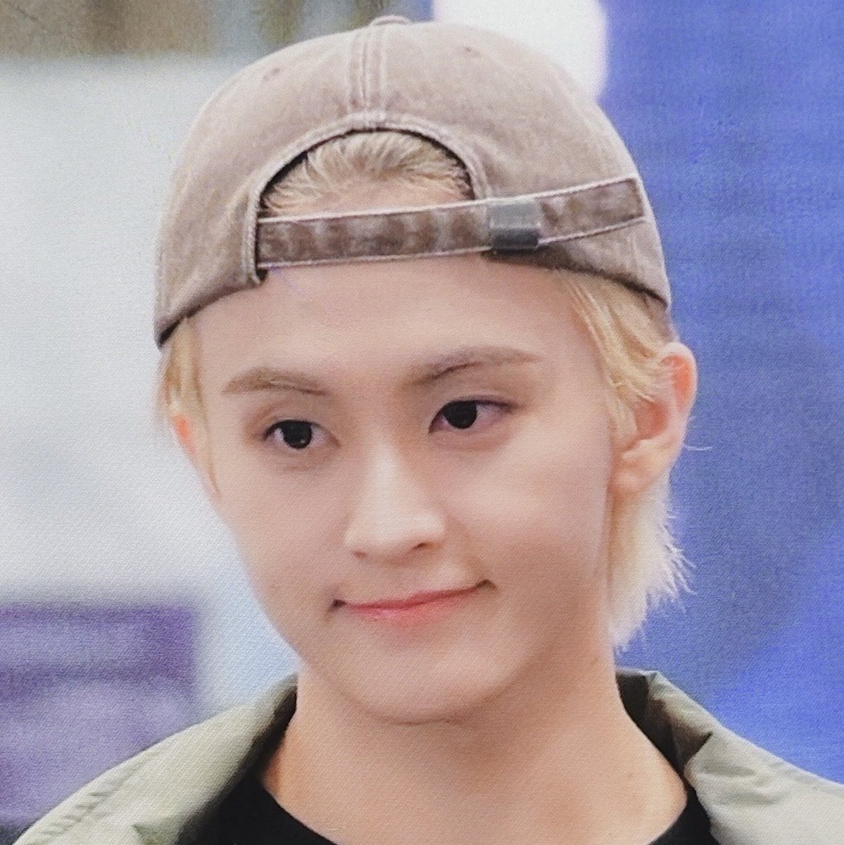 marklopsemangka's tweet photo. mark lee bread smile :] ♡ https://t.co/4bCrqGEdHN