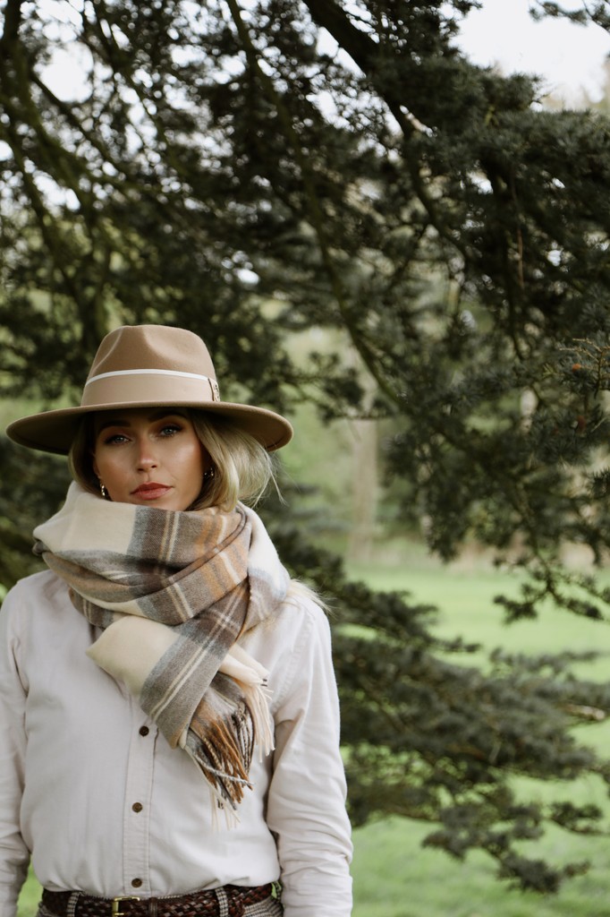 Autumn layering 🍂.⁠
Our Fornham lambswool scarf is just what you need for keeping cosy on chillier days and of course the perfect combination when teamed with our Oxley Fedora ✨.

#hicksandbrown