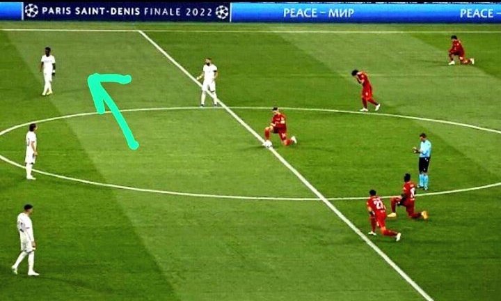 IvaanBlanco26's tweet image. Este es el racismo que defiende Vinicius.

El día de la Final de la Champions los jugadores de Liverpool se arrodillaron en señal de protesta, pero él no lo consideró oportuno.

Vamos a acabar con la mentira del racismo que defiende este tipo.

Dentro hilo ⬇️⬇️⬇️