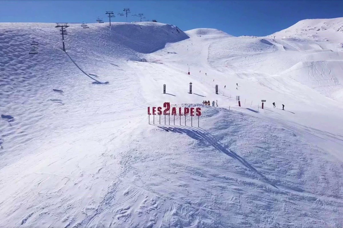 See2Alpes's tweet photo. As winter rolls in, we’re excited to share what’s new this season in Les 2Alpes! Itching to carve those first tracks, November 30 the winter opening kicks off 
What’s new this winter: https://t.co/AApCs5wrIC
#see2alpes #seelesdeuxalpes #2alpes #deuxalpes #lesdeuxalpes #ski2alpes https://t.co/ZbDaq1zOh8