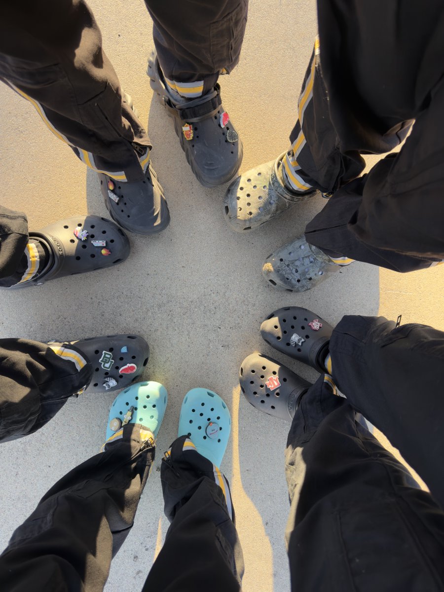 PHI_Med14's tweet image. Med 14 clearly has a strong footwear preference when not in the air! #CrocsLife