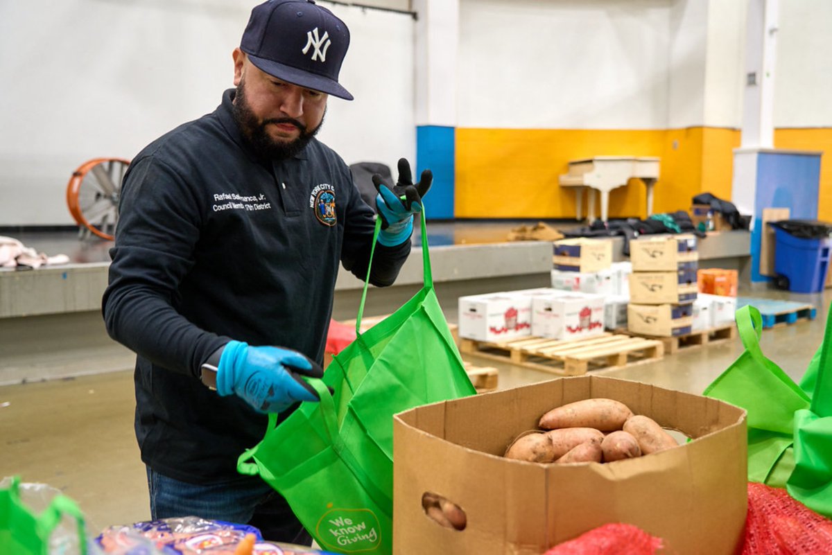 CMSalamancaJr's tweet image. 🦃 #TeamSalamanca had a strong start to our 2024 Turkey Distributions handing out over 250 bags of produce &amp;amp; turkeys to #Bronxites at the @BronxWorks community center! 

(1/3)