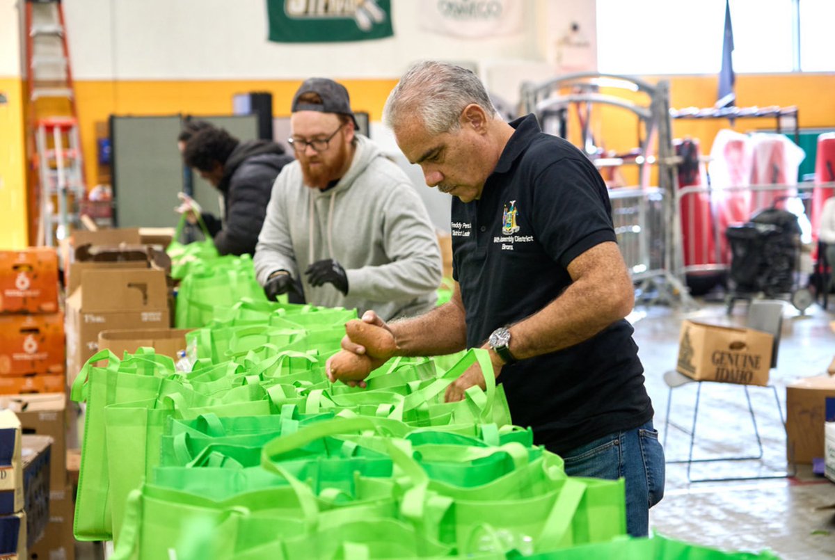 Rafael Salamanca, Jr. (@cmsalamancajr) on Twitter photo ๐ฆ #TeamSalamanca had a strong start to our 2024 Turkey Distributions handing out over 250 bags of produce & turkeys to #Bronxites at the <a href="/BronxWorks/">BronxWorks</a> community center!
(1/3) ๐ฆ #TeamSalamanca had a strong start to our 2024 Turkey Distributions handing out over 250 bags of produce & turkeys to #Bronxites at the <a href="/BronxWorks/">BronxWorks</a> community center!
(1/3)