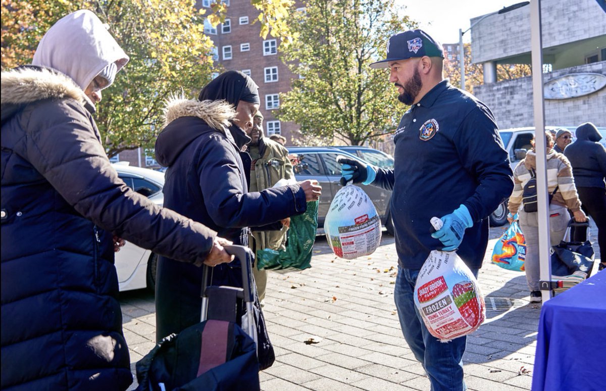 CMSalamancaJr's tweet image. 🦃 #TeamSalamanca had a strong start to our 2024 Turkey Distributions handing out over 250 bags of produce &amp;amp; turkeys to #Bronxites at the @BronxWorks community center! 

(1/3)