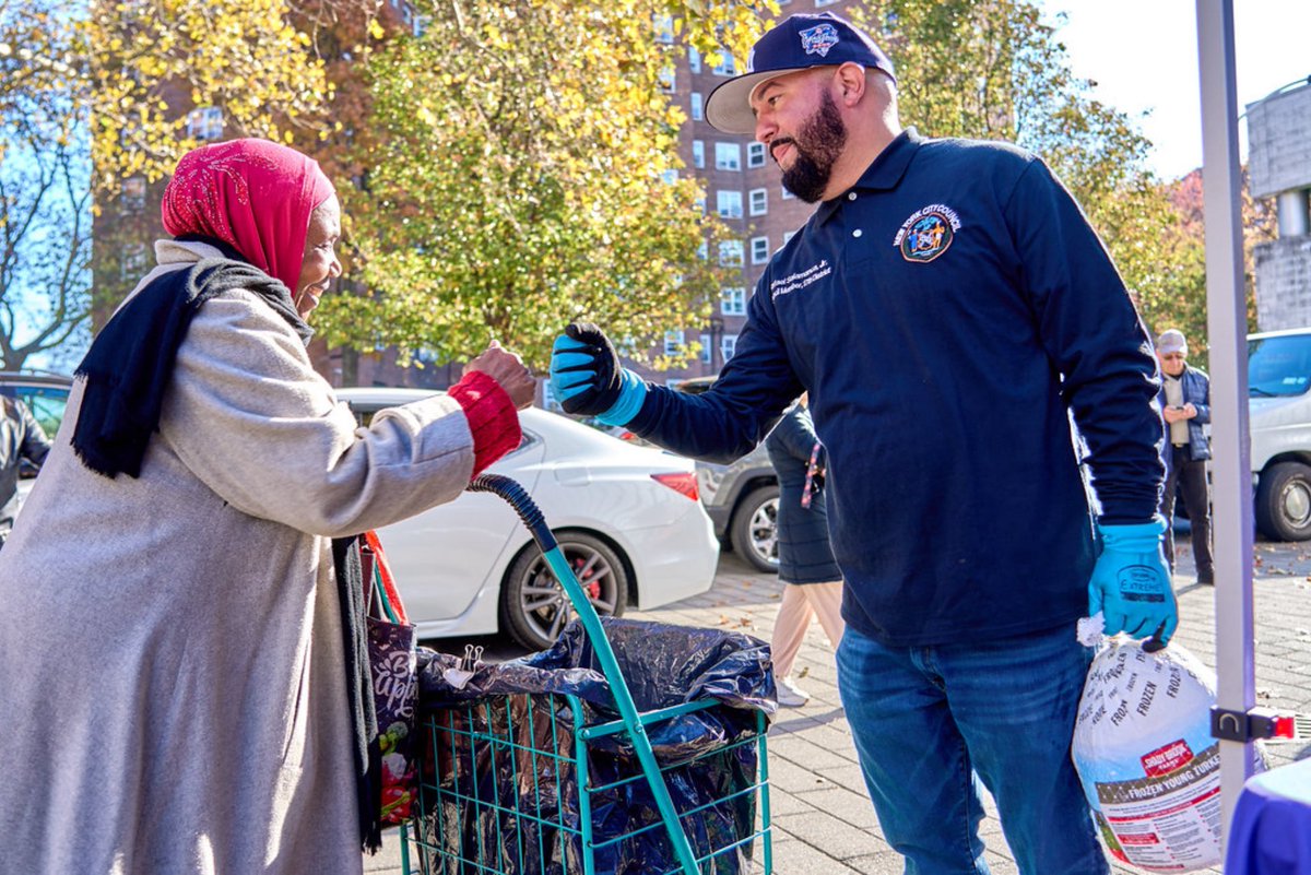 CMSalamancaJr's tweet image. 🦃 #TeamSalamanca had a strong start to our 2024 Turkey Distributions handing out over 250 bags of produce &amp;amp; turkeys to #Bronxites at the @BronxWorks community center! 

(1/3)