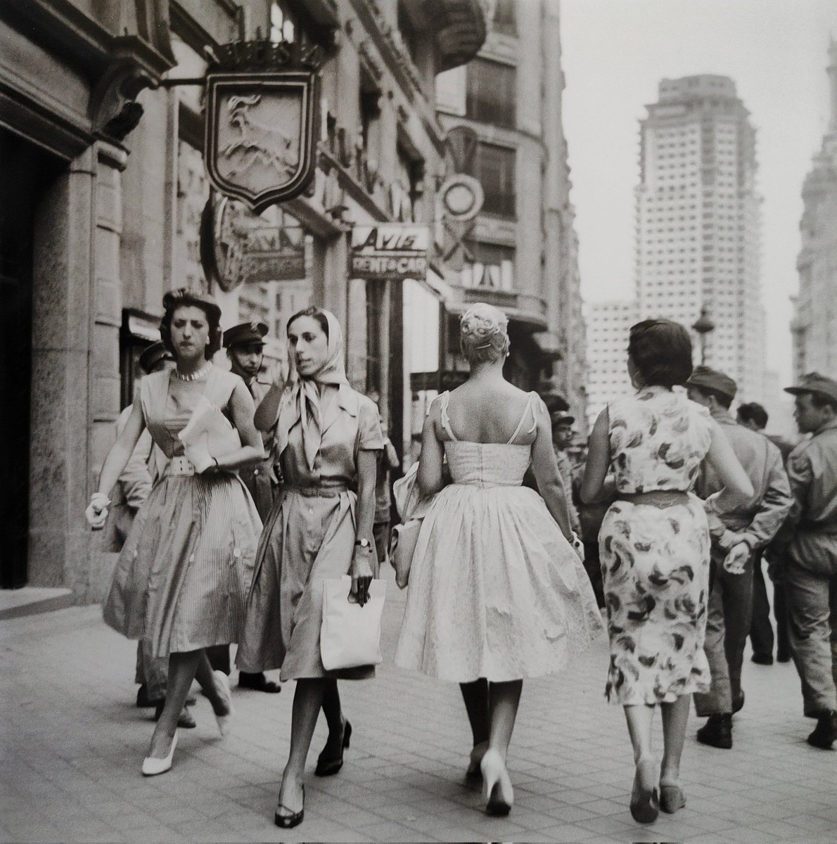 Madrileñas paseando por la Gran Vía en 1957. Fotografía de Català-Roca.