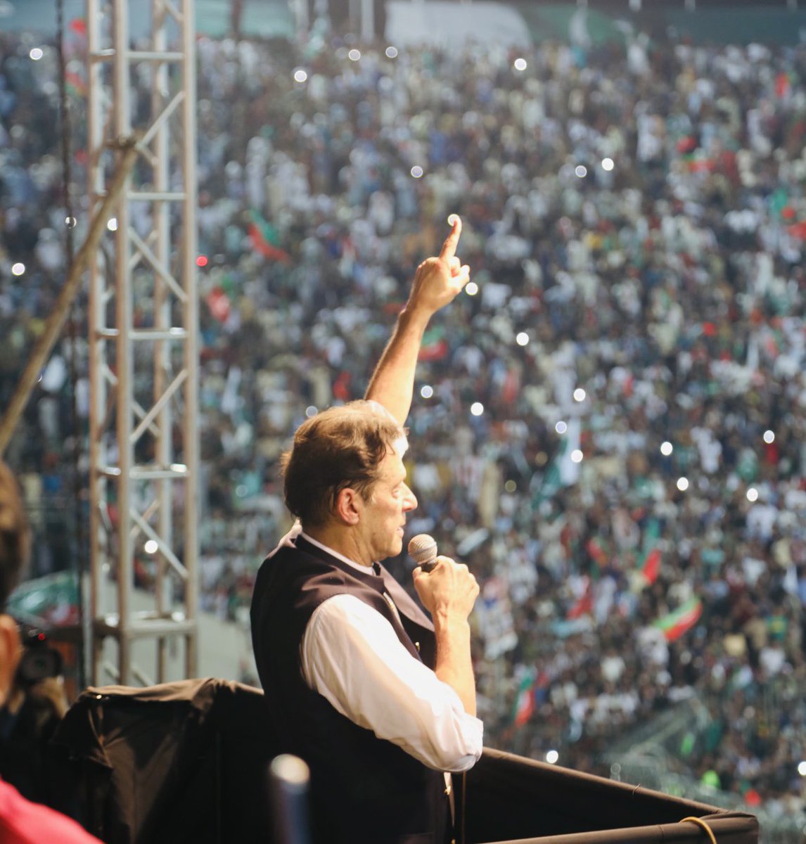 PTIofficial's tweet photo. 19 November 2024: 𝐈𝐦𝐫𝐚𝐧 𝐊𝐡𝐚𝐧 𝐫𝐞𝐦𝐚𝐢𝐧𝐬 𝐚𝐫𝐛𝐢𝐭𝐫𝐚𝐫𝐢𝐥𝐲 𝐝𝐞𝐭𝐚𝐢𝐧𝐞𝐝 𝐟𝐨𝐫 472 𝐝𝐚𝐲𝐬.

🚨 𝑻𝒉𝒆 𝒂𝒖𝒕𝒉𝒐𝒓𝒊𝒕𝒂𝒓𝒊𝒂𝒏 𝒎𝒊𝒍𝒊𝒕𝒂𝒓𝒚 𝒓𝒆𝒈𝒊𝒎𝒆, 𝒖𝒏𝒅𝒆𝒓 𝑮𝒆𝒏𝒆𝒓𝒂𝒍 𝑨𝒔𝒊𝒎 𝑴𝒖𝒏𝒊𝒓, 𝒉𝒂𝒔 𝒌𝒆𝒑𝒕 𝑰𝒎𝒓𝒂𝒏 𝑲𝒉𝒂𝒏 𝒊𝒍𝒍𝒆𝒈𝒂𝒍𝒚 𝒊𝒏𝒄𝒂𝒓𝒄𝒆𝒓𝒂𝒕𝒆𝒅 𝒖𝒏𝒅𝒆𝒓 𝒄𝒐𝒏𝒅𝒊𝒕𝒊𝒐𝒏𝒔 𝒘𝒉𝒊𝒄𝒉 𝒗𝒊𝒐𝒍𝒂𝒕𝒆 𝑼𝒏𝒊𝒕𝒆𝒅 𝑵𝒂𝒕𝒊𝒐𝒏𝒔’ 𝑵𝒆𝒍𝒔𝒐𝒏 𝑴𝒂𝒏𝒅𝒆𝒍𝒂 𝒓𝒖𝒍𝒆𝒔: 𝒊𝒏𝒄𝒐𝒎𝒎𝒖𝒏𝒊𝒄𝒂𝒅𝒐, 𝒔𝒐𝒍𝒊𝒕𝒂𝒓𝒚 𝒄𝒐𝒏𝒇𝒊𝒏𝒆𝒎𝒆𝒏𝒕 𝒊𝒏 𝒂 𝒄𝒂𝒈𝒆, 𝒏𝒐 𝒆𝒍𝒆𝒄𝒕𝒓𝒊𝒄𝒊𝒕𝒚, 𝒏𝒐 𝒔𝒖𝒏𝒍𝒊𝒈𝒉𝒕, 𝒔𝒖𝒔𝒑𝒆𝒄𝒕 𝒇𝒐𝒐𝒅, 𝒏𝒐 𝒎𝒆𝒅𝒊𝒄𝒂𝒍 𝒂𝒊𝒅, 𝒏𝒐 𝒃𝒂𝒔𝒊𝒄 𝒇𝒂𝒄𝒊𝒍𝒊𝒕𝒊𝒆𝒔🚨

“The military establishment has done all they could against me. 𝐀𝐥𝐥 𝐭𝐡𝐚𝐭 𝐢𝐬 𝐥𝐞𝐟𝐭 𝐟𝐨𝐫 𝐭𝐡𝐞𝐦 𝐢𝐬 𝐭𝐨 𝐧𝐨𝐰 𝐦𝐮𝐫𝐝𝐞𝐫 𝐦𝐞.” - Imran Khan, 2 May 2024

“We have obtained information that 𝐚 𝐝𝐞𝐜𝐢𝐬𝐢𝐨𝐧 𝐡𝐚𝐬 𝐛𝐞𝐞𝐧 𝐦𝐚𝐝𝐞 𝐭𝐨 𝐞𝐥𝐢𝐦𝐢𝐧𝐚𝐭𝐞 𝐈𝐦𝐫𝐚𝐧 𝐊𝐡𝐚𝐧…” - Aleema Khan, Imran Khan’s sister, 19 August 2024

“They all know that all cases against me will be thrown out so 𝐭𝐡𝐞𝐲 𝐰𝐚𝐧𝐭 𝐭𝐨 𝐭𝐚𝐤𝐞 𝐦𝐞 𝐭𝐨 𝐦𝐢𝐥𝐢𝐭𝐚𝐫𝐲 𝐜𝐨𝐮𝐫𝐭𝐬.” - Imran Khan, 21 August 2024

“The ISI controls all administrative matters related to my imprisonment. I’m saying it again: 𝐢𝐟 𝐚𝐧𝐲𝐭𝐡𝐢𝐧𝐠 𝐡𝐚𝐩𝐩𝐞𝐧𝐬 𝐭𝐨 𝐦𝐞, 𝐭𝐡𝐞 𝐀𝐫𝐦𝐲 𝐂𝐡𝐢𝐞𝐟 𝐚𝐧𝐝 𝐃𝐆 𝐈𝐒𝐈 𝐰𝐢𝐥𝐥 𝐛𝐞 𝐫𝐞𝐬𝐩𝐨𝐧𝐬𝐢𝐛𝐥𝐞.” - Imran Khan, 26 August 2024

“𝐈 𝐚𝐦 𝐤𝐞𝐩𝐭 𝐢𝐧 𝐬𝐨𝐥𝐢𝐭𝐚𝐫𝐲 𝐜𝐨𝐧𝐟𝐢𝐧𝐞𝐦𝐞𝐧𝐭. My cell heats up like an oven. 𝐈 𝐚𝐦 𝐧𝐨𝐭 𝐚𝐥𝐥𝐨𝐰𝐞𝐝 𝐭𝐨 𝐬𝐩𝐞𝐚𝐤 𝐰𝐢𝐭𝐡 𝐦𝐲 𝐜𝐡𝐢𝐥𝐝𝐫𝐞𝐧. I have the same facilities that an inmate on death row has.” - Imran Khan, 4 September 2024

“𝐓𝐡𝐞𝐲 𝐩𝐥𝐚𝐧 𝐭𝐨 𝐟𝐢𝐧𝐢𝐬𝐡 𝐦𝐞 𝐨𝐟𝐟 𝐟𝐨𝐥𝐥𝐨𝐰𝐢𝐧𝐠 𝐭𝐡𝐞 𝐬𝐚𝐦𝐞 𝐩𝐚𝐭𝐭𝐞𝐫𝐧 𝐚𝐬 𝐭𝐡𝐞𝐲 𝐝𝐢𝐝 𝐭𝐨 𝐌𝐨𝐫𝐬𝐢 𝐢𝐧 𝐄𝐠𝐲𝐩𝐭.” - Imran Khan, 10 September 2024

“𝐈 𝐰𝐚𝐬 𝐭𝐨𝐫𝐭𝐮𝐫𝐞𝐝 𝐛𝐲 𝐛𝐞𝐢𝐧𝐠 𝐜𝐨𝐧𝐟𝐢𝐧𝐞𝐝 𝐢𝐧 𝐚 𝐜𝐚𝐠𝐞 𝐚𝐧𝐝 𝐭𝐫𝐞𝐚𝐭𝐞𝐝 𝐰𝐨𝐫𝐬𝐞 𝐭𝐡𝐚𝐧 𝐚𝐧𝐢𝐦𝐚𝐥𝐬. Electricity to my cell was shut off for five days. I was confined to the cell for ten days. For several weeks, any visits by family members, doctors, or lawyers were blocked.” - Imran Khan, 29 October 2024

The #UNReportOnImranKhan released in June 2024 states:

“𝐓𝐡𝐞 𝐝𝐞𝐩𝐫𝐢𝐯𝐚𝐭𝐢𝐨𝐧 𝐨𝐟 𝐥𝐢𝐛𝐞𝐫𝐭𝐲 𝐨𝐟 𝐈𝐦𝐫𝐚𝐧 𝐀𝐡𝐦𝐚𝐝 𝐊𝐡𝐚𝐧 𝐍𝐢𝐚𝐳𝐢… 𝐢𝐬 𝐚𝐫𝐛𝐢𝐭𝐫𝐚𝐫𝐲 𝐚𝐧𝐝 𝐟𝐚𝐥𝐥𝐬 𝐰𝐢𝐭𝐡𝐢𝐧 𝐜𝐚𝐭𝐞𝐠𝐨𝐫𝐢𝐞𝐬 𝐈, 𝐈𝐈 𝐚𝐧𝐝 𝐈𝐈𝐈.
The Working Group concludes that 𝐡𝐢𝐬 𝐝𝐞𝐭𝐞𝐧𝐭𝐢𝐨𝐧 𝐡𝐚𝐝 𝐧𝐨 𝐥𝐞𝐠𝐚𝐥 𝐛𝐚𝐬𝐢𝐬 𝐚𝐧𝐝 𝐚𝐩𝐩𝐞𝐚𝐫𝐬 𝐭𝐨 𝐡𝐚𝐯𝐞 𝐛𝐞𝐞𝐧 𝐢𝐧𝐭𝐞𝐧𝐝𝐞𝐝 𝐭𝐨 𝐝𝐢𝐬𝐪𝐮𝐚𝐥𝐢𝐟𝐲 𝐡𝐢𝐦 𝐟𝐫𝐨𝐦 𝐫𝐮𝐧𝐧𝐢𝐧𝐠 𝐟𝐫𝐨𝐦 𝐩𝐨𝐥𝐢𝐭𝐢𝐜𝐚𝐥 𝐨𝐟𝐟𝐢𝐜𝐞.
…Government of Pakistan to take the steps necessary to remedy the situation of Mr. Khan without delay and bring it into conformity with the relevant international norms…
…appropriate remedy would be to 𝐫𝐞𝐥𝐞𝐚𝐬𝐞 𝐌𝐫. 𝐊𝐡𝐚𝐧 𝐢𝐦𝐦𝐞𝐝𝐢𝐚𝐭𝐞𝐥𝐲 and accord him an enforceable right to compensation and other reparations, in accordance with international law.”
- https://t.co/NsiJ7oHLIU

Amnesty International’s statement on 11 September 2024:
“A year on from Imran Khan’s conviction and sentencing, Amnesty International has found 𝐬𝐞𝐯𝐞𝐫𝐚𝐥 𝐟𝐚𝐢𝐫 𝐭𝐫𝐢𝐚𝐥 𝐯𝐢𝐨𝐥𝐚𝐭𝐢𝐨𝐧𝐬 𝐮𝐧𝐝𝐞𝐫 𝐢𝐧𝐭𝐞𝐫𝐧𝐚𝐭𝐢𝐨𝐧𝐚𝐥 𝐡𝐮𝐦𝐚𝐧 𝐫𝐢𝐠𝐡𝐭𝐬 𝐬𝐭𝐚𝐧𝐝𝐚𝐫𝐝𝐬 𝐰𝐡𝐢𝐜𝐡 𝐡𝐚𝐯𝐞 𝐫𝐞𝐬𝐮𝐥𝐭𝐞𝐝 𝐢𝐧 𝐡𝐢𝐬 𝐚𝐫𝐛𝐢𝐭𝐫𝐚𝐫𝐲 𝐝𝐞𝐭𝐞𝐧𝐭𝐢𝐨𝐧, denying his right to liberty. 
We have noted a pattern of 𝐰𝐞𝐚𝐩𝐨𝐧𝐢𝐳𝐚𝐭𝐢𝐨𝐧 𝐨𝐟 𝐭𝐡𝐞 𝐥𝐞𝐠𝐚𝐥 𝐬𝐲𝐬𝐭𝐞𝐦 to keep Imran Khan under detention and away from all political activity. 
Amnesty International calls on the Pakistani authorities to 𝐢𝐦𝐦𝐞𝐝𝐢𝐚𝐭𝐞𝐥𝐲 𝐫𝐞𝐥𝐞𝐚𝐬𝐞 𝐈𝐦𝐫𝐚𝐧 𝐊𝐡𝐚𝐧 from arbitrary pre-trial detention.”
- https://t.co/jUnbKDeb4k

@StateDept @amnesty @UNHumanRights @StateDRL @SusieWiles 

#FreeImranKhan