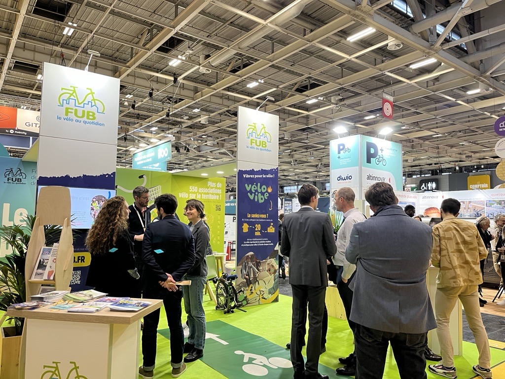 C’est parti pour le <a href="/salondesmaires/">Salon des Maires et des Collectivités</a>  ! 🎉 3 jours d’échanges à Paris, Porte de Versailles. Retrouvez l’équipe #ColisActiv’ sur le stand de la <a href="/FUB_fr/">FUB</a>  ! Rdv demain autour d’un café pour découvrir comment réduire l’impact de la logistique👉 salondesmaires.com