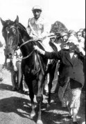 HORSERACING1002's tweet photo. ONE COUNT🇺🇸1949
(COUNT FLEET - ACE CARD BY CASE ACE)
#OneCount
B/ Walter M. Jeffords (Ky)1949.
O/ Sarah Jeffords
T/ Oscar White. 
23-9-3-3----$245,62511952 champion 🏆 3yo Colt and Horse of the year. 
Belmont S, Jockey Club Gold Cup,  Empire City Gold Cup, Travers S.
2nd Whithers S, Lawrence Realization. 
3rd  Preakness S, Gallant Fox H.
Stood Faraway Farm.
Sired 226 foals, 172 winners, 12 sw, Airmans Guide, Hasty Queen II, Screen.
Died 1966