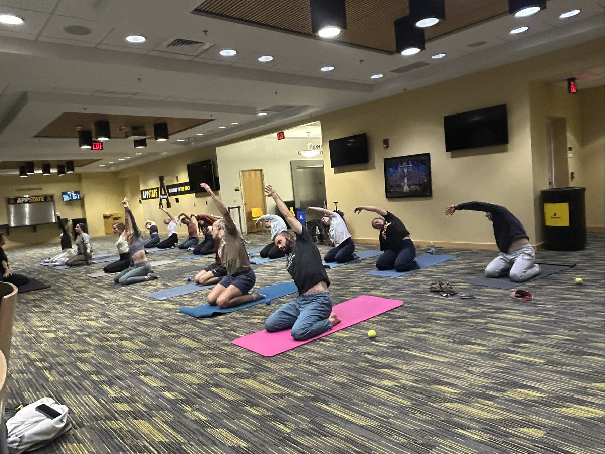AppStateRISE's tweet image. RECOVERY AND REJUVENATION 🟡⚫️

Great session last night at Recovery Yoga. We focused on taking time to slow down, stretch, and taking care of yourself. 

#GoApp