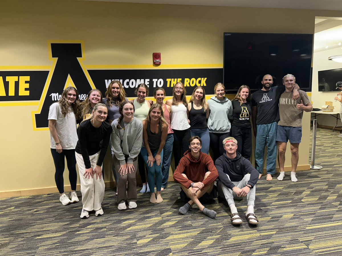 AppStateRISE's tweet image. RECOVERY AND REJUVENATION 🟡⚫️

Great session last night at Recovery Yoga. We focused on taking time to slow down, stretch, and taking care of yourself. 

#GoApp