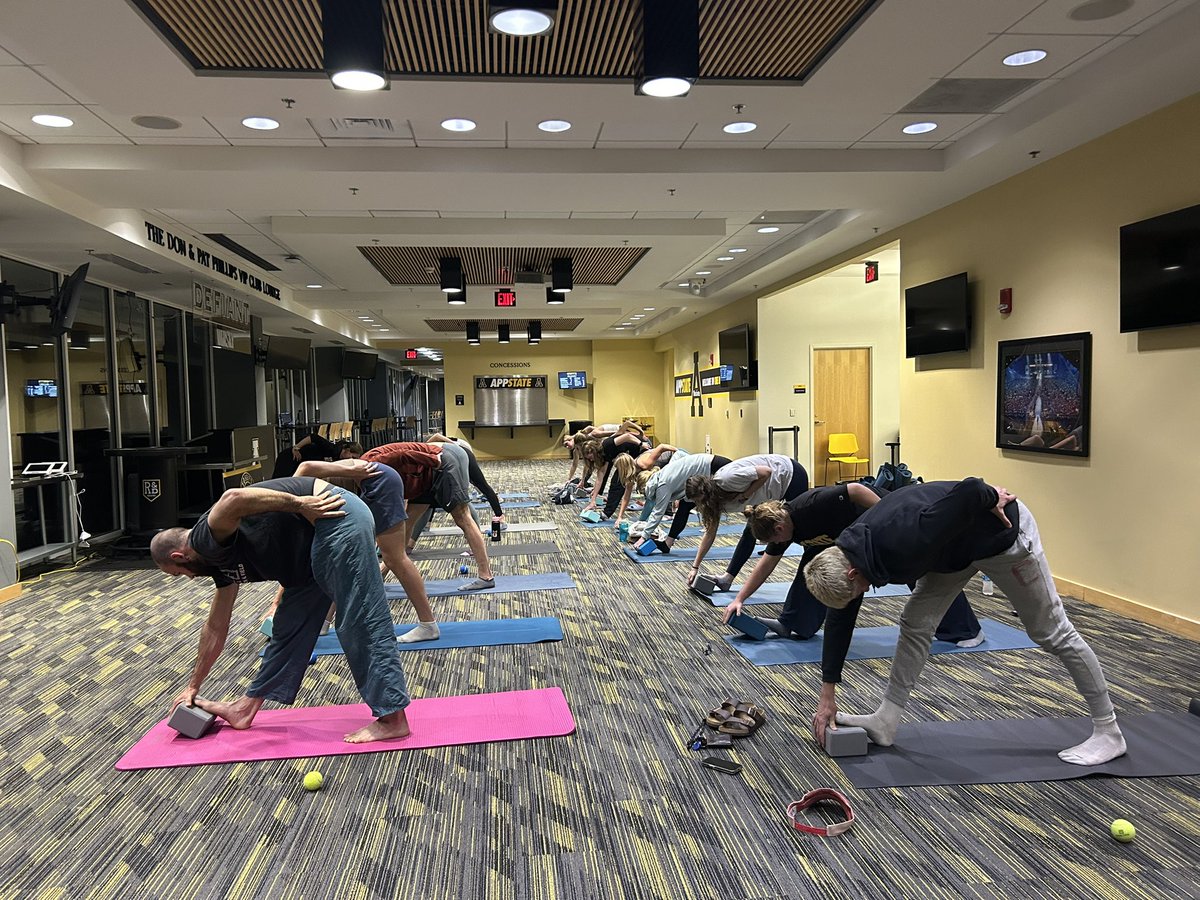AppStateRISE's tweet image. RECOVERY AND REJUVENATION 🟡⚫️

Great session last night at Recovery Yoga. We focused on taking time to slow down, stretch, and taking care of yourself. 

#GoApp
