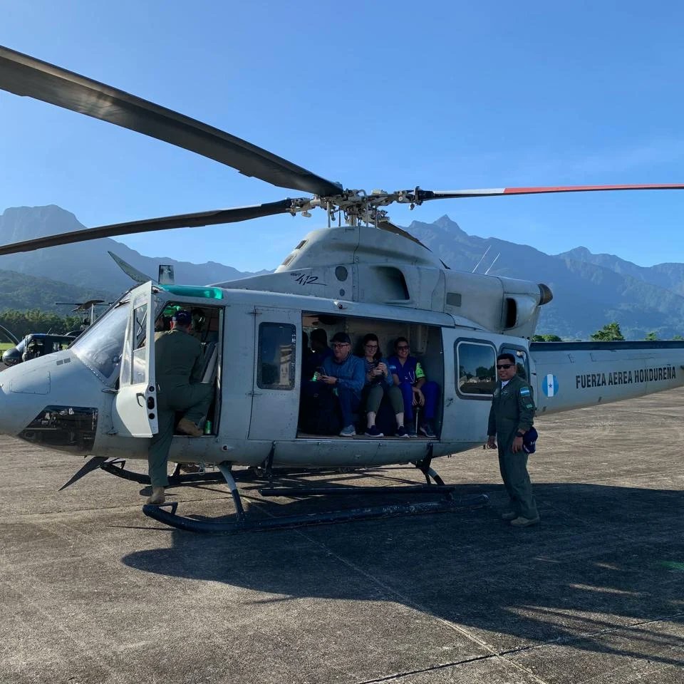 #NoticiasFAH || Tu #FuerzaAéreaHN, a través de la Base Aérea Coronel Héctor Caraccioli Moncada #BASEHCM, en estos momentos cargan insumos para realizar una brigada médica en Yaruca, esto como parte de las acciones cívico militares de la institución militar, personal médico de la