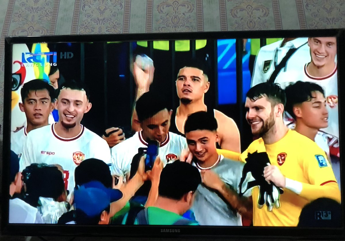 Nangis bangettt😭
Rizky Ridho sama bang Paes minta Reijnders lepas rompi pemain cadangannya.
Kek… apa itu pemain inti dan pemain cadangan? 
Semua pemain sama, tujuannya sama. Bikin bangga Indonesia 😭🔥👏💐
#TimnasDay