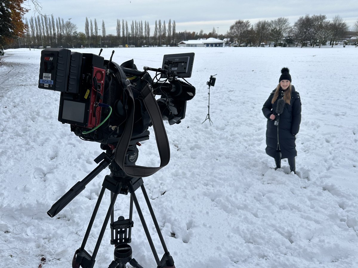 It was only a matter of time before I got sent out to report in the snow…

…yes that’s me measuring the snow with a ruler live on TV 😂☃️❄️