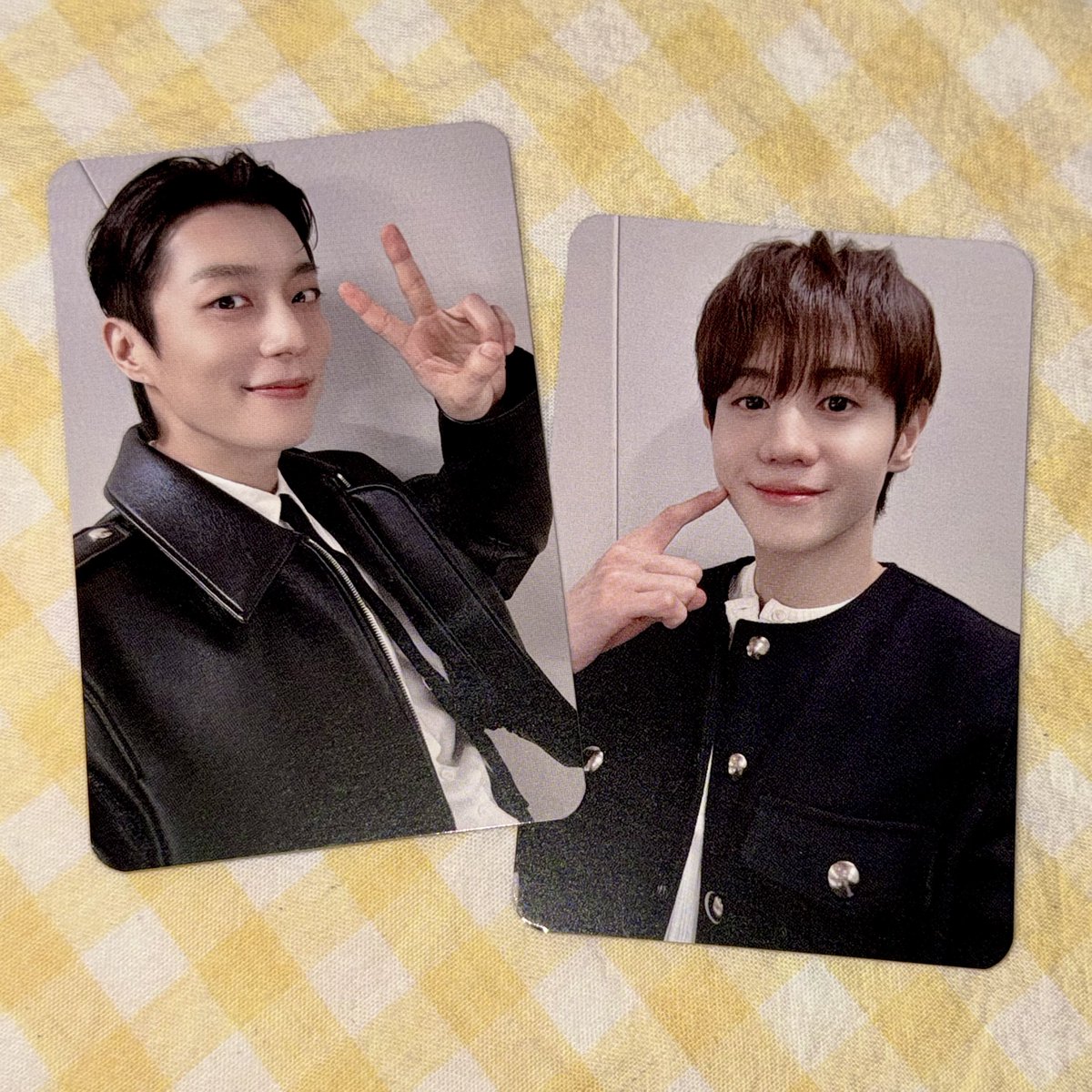 headache_duyo's tweet photo. 뜬금없는 RT 이벤트,,😚

이 트윗을 RT 해 주신 분들 중 두 분께 
💙웨딩 두요 포카💙 혹은
💛무인 두요 포카💛를 드립니다!

🍀포카는 랜덤
🍀중복 없이 총 두 명 추첨
🍀11/27(수) 23시 이후 발표 https://t.co/sgVKPROGqV