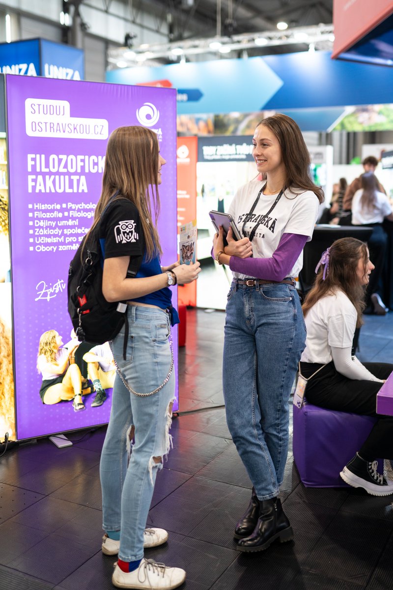 Ostravska_Uni's tweet photo. Hezký den z Brna! 👋 Po roce opět na místě činu – na veletrhu pomaturitního vzdělávání #GaudeamusBrno spolu s @vsbtuo ukazujeme a vysvětlujeme, proč je právě #Ostrava tím pravým místem ke studiu. Děkujeme za spolupráci a podporu @Ostrava_cz!

#jsmeostravska #ostrava https://t.co/4AwDp88vjy