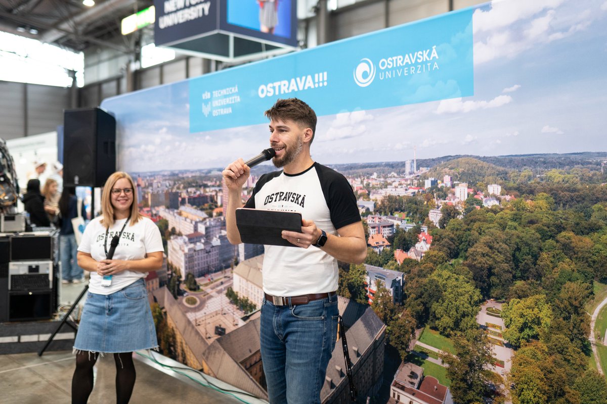 Ostravska_Uni's tweet photo. Hezký den z Brna! 👋 Po roce opět na místě činu – na veletrhu pomaturitního vzdělávání #GaudeamusBrno spolu s @vsbtuo ukazujeme a vysvětlujeme, proč je právě #Ostrava tím pravým místem ke studiu. Děkujeme za spolupráci a podporu @Ostrava_cz!

#jsmeostravska #ostrava https://t.co/4AwDp88vjy