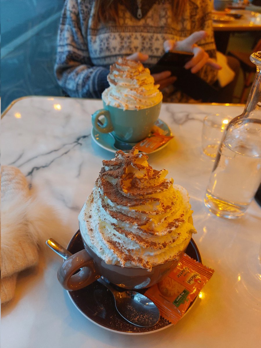 Mathildetwit98's tweet image. Novembre 2024: 🌆🪔🍂