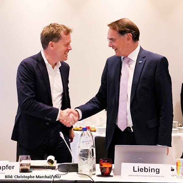 VKUonline's tweet photo. Ingbert Liebing ist und bleibt #VKU-Hauptgeschäftsführer. Er wurde in der heutigen Vorstandsitzung einstimmig für fünf weitere Jahre (ab 1. April 2025) gewählt. Mehr dazu in der PM: https://t.co/uLeFU2IRvQ
#Kommunalwirtschaft #Stadtwerke https://t.co/X6z0EqRKfh