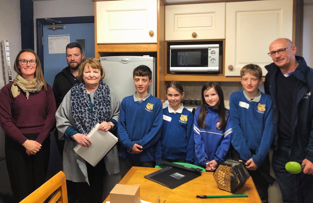 Thug Micheál cuairt ar Scoil na hEachléime i Maigh Eo atá ag ceiliúradh 60 bliain ar an bhfód i mbliana. 

Bhí an príomhoide Ferdia Ó Mongáin agus roinnt de na gasúir le cloisteal ar Iris Aniar le gairid 📚🎶

rte.ie/radio/rnag/cli…