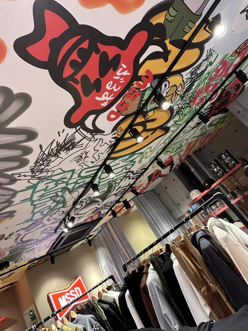 1号店も凄いかわいいんだけど新店舗の内装も遊び心満点でメッチャよかった〜❣️これからどんどんオモチャ増えるんだろうな!
そして新店舗にもサインさせていただきました✏️あとちなみに私が購入した新作、前開きで左胸にはオーナーが描いてくれたライターあるの、燃やし尽くせて良い 