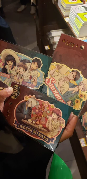 また少しではありますが、ゲ謎関連の商品もありました。
こちらも即決です!
(写真協力、友人kotoさん)
親父さん(クッキー)と一反木綿(木製スプーン)が刺さったアイスクリームも大変美味。
寒空の下食べるアイスは最高でした! 