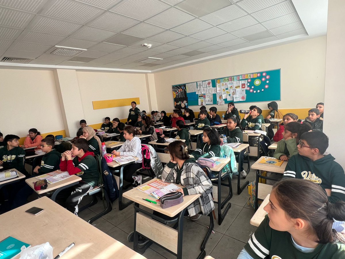 sbbf285411's tweet photo. Okullardaki Çevre Bilinci Eğitimlerimiz devam ediyor. Şanlıurfa Büyükşehir Belediyesi çocuk ve gençleri bilinçlendirmeyi ve ekolojik dengeyle bağ kurmasını sağlayıp, çevresel sorunların üstesinden gelmek için çözümler sunuyoruz. https://t.co/FDtQkkiwtH
