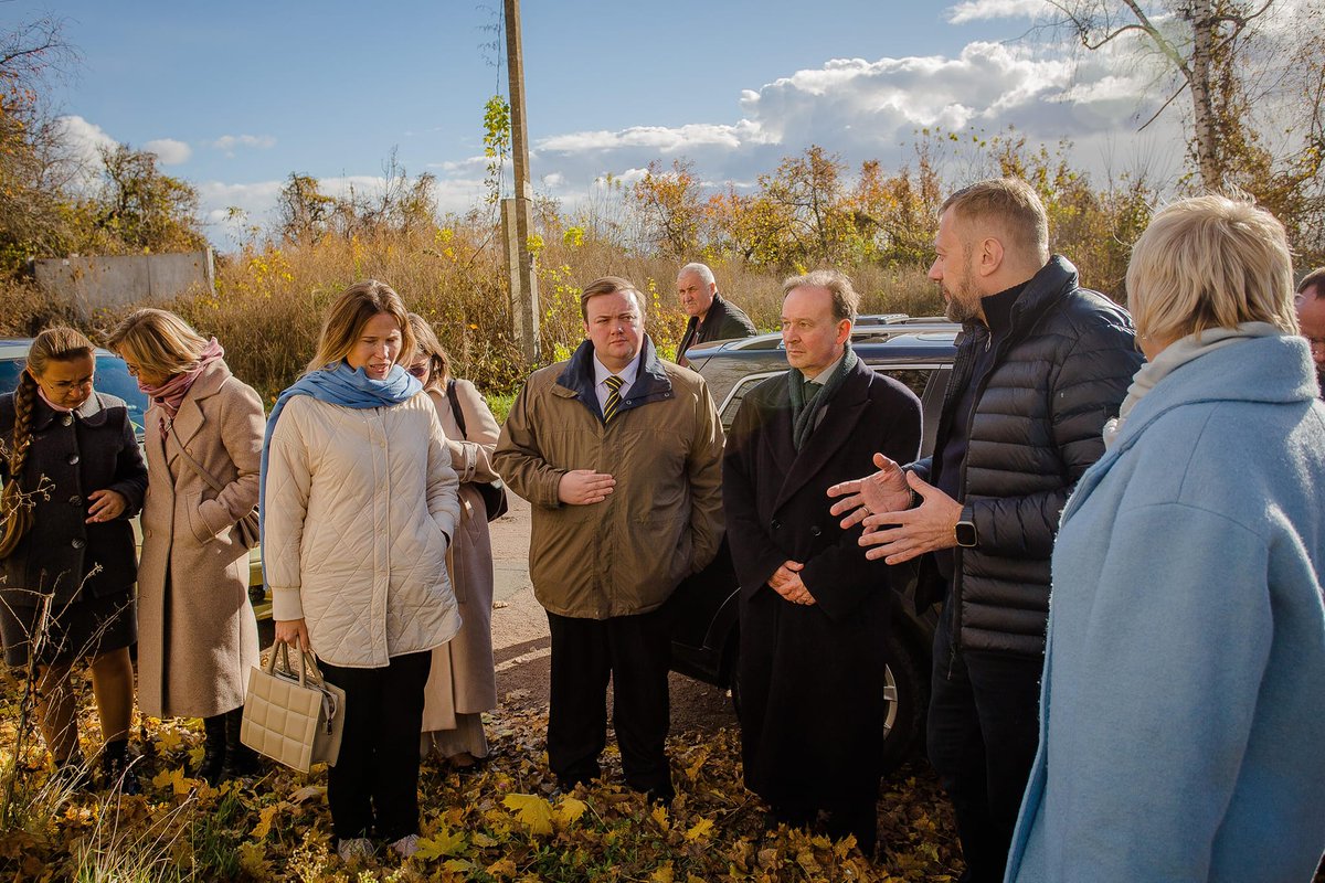 MeadeJordan's tweet photo. In the past 1000 days of resilience, during which the people of #Ukraine have proven themselves to be amongst the bravest in the world, countless innocent Ukrainians have died in defence of their homeland and our shared cause of freedom.

Having just returned from Ukraine, where alongside the Leader of @Kent_cc, we signed an agreement linking Kent and #Chernihiv in lasting friendship and cooperation, I think of all the incredible people that I have had the honour of meeting in Chernihiv and the many many volunteers here in Kent who are working tirelessly to support Ukraine.

During the recent trip (which we funded personally), Roger and I visited the sites where horrific war crimes had taken place, we saw first-hand the damage that drones and bombs inflict upon civilian populations everyday, we laid flowers at the memorials of men younger than myself who have paid the ultimate price for freedom and we witnessed the immense pain that the war is continuing to cause nearly three years later. But despite all this from the 6 year olds, to the grandparents,  we also witnessed a resilience and determination that will see Ukraine through this hardship.

Today I keep in my prayers all the Ukrainians who are working tirelessly just for that simple right to live under a peaceful sky and promise that from communities across Kent we will continue to play our small part in supporting our friends in Chernihiv and Ukraine both now and beyond your victory.