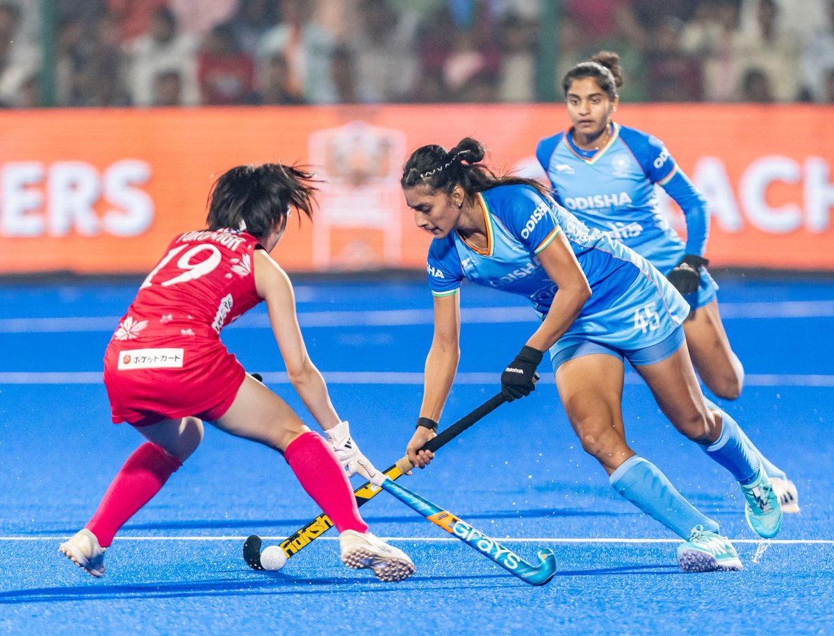 dmnalanda's tweet photo. भारत ने जापान को 2-0 से हराकर बिहार महिला एशियन चैंपियंस ट्रॉफी 2024 के फाइनल में जगह बनाई

राजगीर, 19 नवंबर 2024:
भारतीय महिला हॉकी टीम ने आज राजगीर हॉकी स्टेडियम में खेले गए सेमीफाइनल में जापान को 2-0 से हराकर बिहार महिला एशियन चैंपियंस ट्रॉफी 2024 के फाइनल में प्रवेश कर लिया। नवनीत कौर (48’) ने पेनल्टी स्ट्रोक के जरिए भारत का खाता खोला, और लालरेमसिआमी (56’) ने दूसरा गोल कर भारत की जीत सुनिश्चित की।

मैच का विवरण:

पहला हाफ:
भारत ने खेल की शुरुआत से ही हाई प्रेसिंग की और शुरुआती सर्कल एंट्री की। नवनीत कौर और संगीता कुमारी के प्रयासों को जापान की गोलकीपर यू कुडो ने रोक लिया। भारत ने पहले हाफ में कई पेनल्टी कॉर्नर अर्जित किए, लेकिन गोल में तब्दील नहीं कर पाए। भारतीय डिफेंस ने जापान को कोई मौका नहीं दिया और पहला हाफ गोलरहित रहा।

दूसरा हाफ:
तीसरे क्वार्टर में भारत ने धीरे-धीरे मैच का रुख अपने पक्ष में करने की कोशिश की, लेकिन जापान का डिफेंस मजबूत रहा। चौथे क्वार्टर में, भारत को एक पेनल्टी स्ट्रोक मिला जिसे नवनीत कौर ने सफलतापूर्वक गोल में बदल दिया। कुछ ही मिनटों बाद, सुनलिता टोप्पो के शानदार मूव से मिले पास को लालरेमसिआमी ने गोल में तब्दील कर भारत की बढ़त दोगुनी कर दी।

जापान को अंतिम क्षणों में एक पेनल्टी कॉर्नर मिला, लेकिन भारतीय गोलकीपर बिचु देवी ने इसे रोक लिया। इस जीत के साथ भारत ने फाइनल में चीन के खिलाफ मुकाबला तय कर लिया।

फाइनल मुकाबला:

तारीख: 20 नवंबर 2024

समय: शाम 4:45 बजे (IST)

प्रसारण:

टीवी: सोनी स्पोर्ट्स टेन 1 और डीडी स्पोर्ट्स (सिर्फ भारत के मैच)

लाइव स्ट्रीमिंग: SonyLive

भारतीय महिला हॉकी टीम अब खिताब जीतने के इरादे से मैदान पर उतरेगी।
@IPRDBihar 
@NitishKumar 
@BiharSportsDept 
@BSSABihar 
@kumravi_ias 
@Rajenderb1995 
@DGBSSA 
@FIH_Hockey