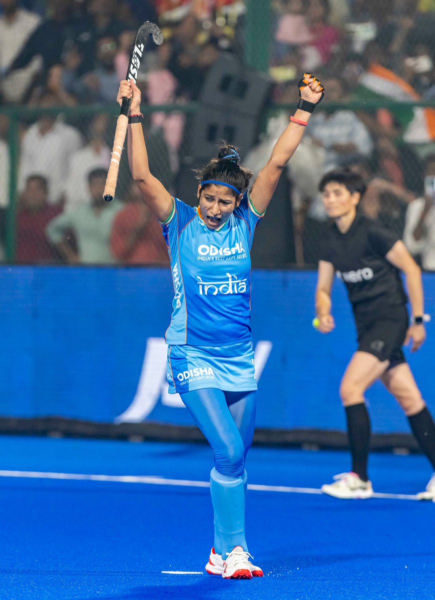dmnalanda's tweet photo. भारत ने जापान को 2-0 से हराकर बिहार महिला एशियन चैंपियंस ट्रॉफी 2024 के फाइनल में जगह बनाई

राजगीर, 19 नवंबर 2024:
भारतीय महिला हॉकी टीम ने आज राजगीर हॉकी स्टेडियम में खेले गए सेमीफाइनल में जापान को 2-0 से हराकर बिहार महिला एशियन चैंपियंस ट्रॉफी 2024 के फाइनल में प्रवेश कर लिया। नवनीत कौर (48’) ने पेनल्टी स्ट्रोक के जरिए भारत का खाता खोला, और लालरेमसिआमी (56’) ने दूसरा गोल कर भारत की जीत सुनिश्चित की।

मैच का विवरण:

पहला हाफ:
भारत ने खेल की शुरुआत से ही हाई प्रेसिंग की और शुरुआती सर्कल एंट्री की। नवनीत कौर और संगीता कुमारी के प्रयासों को जापान की गोलकीपर यू कुडो ने रोक लिया। भारत ने पहले हाफ में कई पेनल्टी कॉर्नर अर्जित किए, लेकिन गोल में तब्दील नहीं कर पाए। भारतीय डिफेंस ने जापान को कोई मौका नहीं दिया और पहला हाफ गोलरहित रहा।

दूसरा हाफ:
तीसरे क्वार्टर में भारत ने धीरे-धीरे मैच का रुख अपने पक्ष में करने की कोशिश की, लेकिन जापान का डिफेंस मजबूत रहा। चौथे क्वार्टर में, भारत को एक पेनल्टी स्ट्रोक मिला जिसे नवनीत कौर ने सफलतापूर्वक गोल में बदल दिया। कुछ ही मिनटों बाद, सुनलिता टोप्पो के शानदार मूव से मिले पास को लालरेमसिआमी ने गोल में तब्दील कर भारत की बढ़त दोगुनी कर दी।

जापान को अंतिम क्षणों में एक पेनल्टी कॉर्नर मिला, लेकिन भारतीय गोलकीपर बिचु देवी ने इसे रोक लिया। इस जीत के साथ भारत ने फाइनल में चीन के खिलाफ मुकाबला तय कर लिया।

फाइनल मुकाबला:

तारीख: 20 नवंबर 2024

समय: शाम 4:45 बजे (IST)

प्रसारण:

टीवी: सोनी स्पोर्ट्स टेन 1 और डीडी स्पोर्ट्स (सिर्फ भारत के मैच)

लाइव स्ट्रीमिंग: SonyLive

भारतीय महिला हॉकी टीम अब खिताब जीतने के इरादे से मैदान पर उतरेगी।
@IPRDBihar 
@NitishKumar 
@BiharSportsDept 
@BSSABihar 
@kumravi_ias 
@Rajenderb1995 
@DGBSSA 
@FIH_Hockey