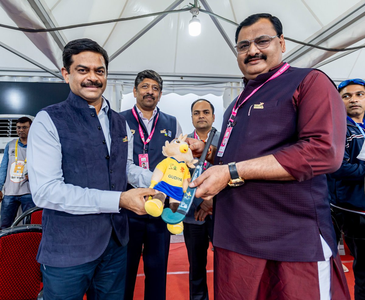 dmnalanda's tweet photo. भारत ने जापान को 2-0 से हराकर बिहार महिला एशियन चैंपियंस ट्रॉफी 2024 के फाइनल में जगह बनाई

राजगीर, 19 नवंबर 2024:
भारतीय महिला हॉकी टीम ने आज राजगीर हॉकी स्टेडियम में खेले गए सेमीफाइनल में जापान को 2-0 से हराकर बिहार महिला एशियन चैंपियंस ट्रॉफी 2024 के फाइनल में प्रवेश कर लिया। नवनीत कौर (48’) ने पेनल्टी स्ट्रोक के जरिए भारत का खाता खोला, और लालरेमसिआमी (56’) ने दूसरा गोल कर भारत की जीत सुनिश्चित की।

मैच का विवरण:

पहला हाफ:
भारत ने खेल की शुरुआत से ही हाई प्रेसिंग की और शुरुआती सर्कल एंट्री की। नवनीत कौर और संगीता कुमारी के प्रयासों को जापान की गोलकीपर यू कुडो ने रोक लिया। भारत ने पहले हाफ में कई पेनल्टी कॉर्नर अर्जित किए, लेकिन गोल में तब्दील नहीं कर पाए। भारतीय डिफेंस ने जापान को कोई मौका नहीं दिया और पहला हाफ गोलरहित रहा।

दूसरा हाफ:
तीसरे क्वार्टर में भारत ने धीरे-धीरे मैच का रुख अपने पक्ष में करने की कोशिश की, लेकिन जापान का डिफेंस मजबूत रहा। चौथे क्वार्टर में, भारत को एक पेनल्टी स्ट्रोक मिला जिसे नवनीत कौर ने सफलतापूर्वक गोल में बदल दिया। कुछ ही मिनटों बाद, सुनलिता टोप्पो के शानदार मूव से मिले पास को लालरेमसिआमी ने गोल में तब्दील कर भारत की बढ़त दोगुनी कर दी।

जापान को अंतिम क्षणों में एक पेनल्टी कॉर्नर मिला, लेकिन भारतीय गोलकीपर बिचु देवी ने इसे रोक लिया। इस जीत के साथ भारत ने फाइनल में चीन के खिलाफ मुकाबला तय कर लिया।

फाइनल मुकाबला:

तारीख: 20 नवंबर 2024

समय: शाम 4:45 बजे (IST)

प्रसारण:

टीवी: सोनी स्पोर्ट्स टेन 1 और डीडी स्पोर्ट्स (सिर्फ भारत के मैच)

लाइव स्ट्रीमिंग: SonyLive

भारतीय महिला हॉकी टीम अब खिताब जीतने के इरादे से मैदान पर उतरेगी।
@IPRDBihar 
@NitishKumar 
@BiharSportsDept 
@BSSABihar 
@kumravi_ias 
@Rajenderb1995 
@DGBSSA 
@FIH_Hockey