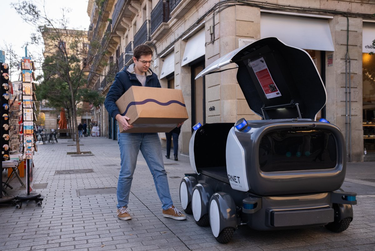 Comença una prova pilot al voltant de la plaça Comercial per estudiar un nou model de repartiment de paqueteria en l'última milla amb el robot Ona.

És un vehicle elèctric autònom dissenyat per <a href="/la_UPC/">Universitat Politècnica de Catalunya (UPC)</a>, <a href="/IRI_robotics/">IRI-Institut de Robòtica i Informàtica Industrial</a>,<a href="/carnetbcn/">CARNETBCN</a> i Vaivé Logistics.

Més: barcelona.cat/infobarcelona/…