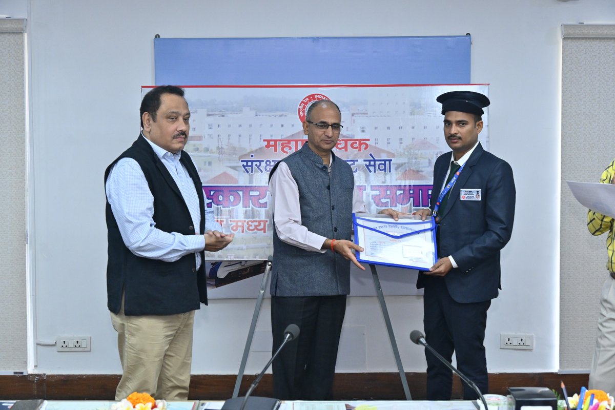 CPRONCR's tweet photo. आज महाप्रबंधक श्री उपेन्द्र चन्द्र जोशी ने 6 रेल कर्मचारियों को संरक्षा पुरस्कार से सम्मानित किया, जिनमें श्री जगदीश, ट्रैक मेंटेनर, कोसीकलां/आगरा मंडल को "अक्टूबर माह का सर्वश्रेष्ठ रेलकर्मी" का पुरस्कार मिला🏆।
#NCRailway #ExcellenceInRailways #RailwayHeroes https://t.co/c26IYbN7U1