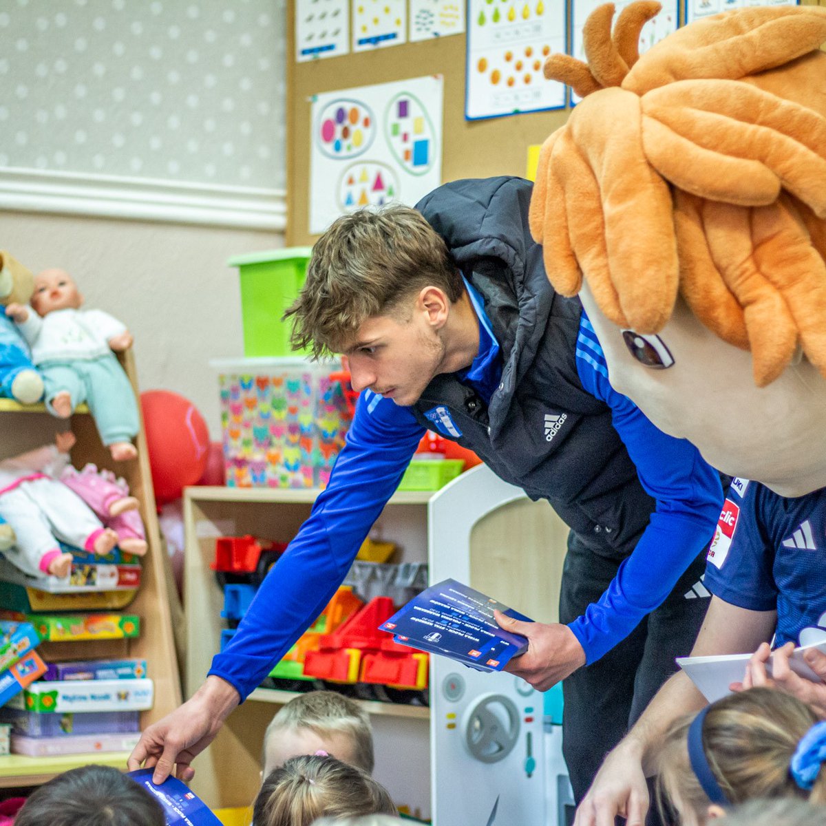WislaPlockSA's tweet photo. 🏫 David Niepsuj, Oskar Tomczyk i Nafciarz odwiedzili uczniów Szkoły Podstawowej im. Armii Krajowej w Blichowie, gdzie trwa „Tydzień prozdrowotny”. Nie zabrakło zbijania piątek, autografów, zdjęć i wielkiego meczu. Dziękujemy za zaproszenie! 👋

📷 https://t.co/xUwVZ5Q4YF https://t.co/5FwGrZZStJ