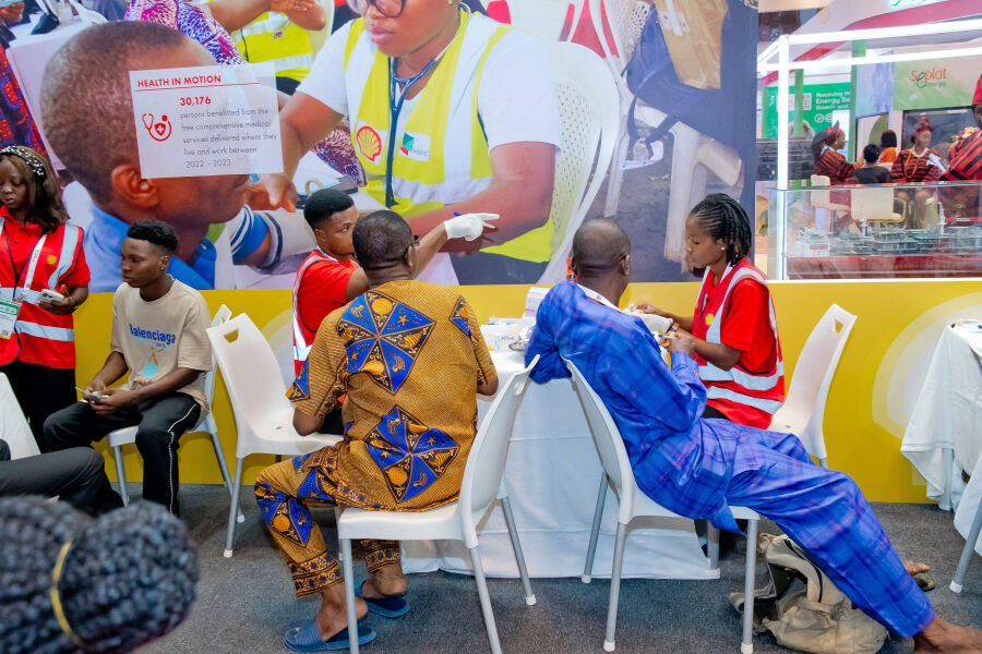 Shell_Nigeria's tweet image. 📸#NAPE2024 

Health is the real wealth! 💬 
The Shell #health team providing free checks, counselling and prescriptions at the #ShellBooth.

#ImpactingLives 
#PoweringProgress

@NAPENigeria