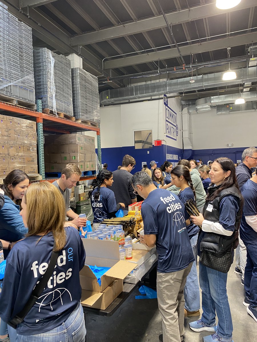 NYCommonPantry's tweet photo. The holiday season is upon us! Our partner @PIMCO joined us over the weekend at #NYCP’s Food Storage and Distribution Hub for their annual #FeedOurCities event. Together, volunteers packed a total of 6,300 bags for the Thanksgiving and #NYCP Mobile distributions. Thank you! https://t.co/PmOgHd1yBV