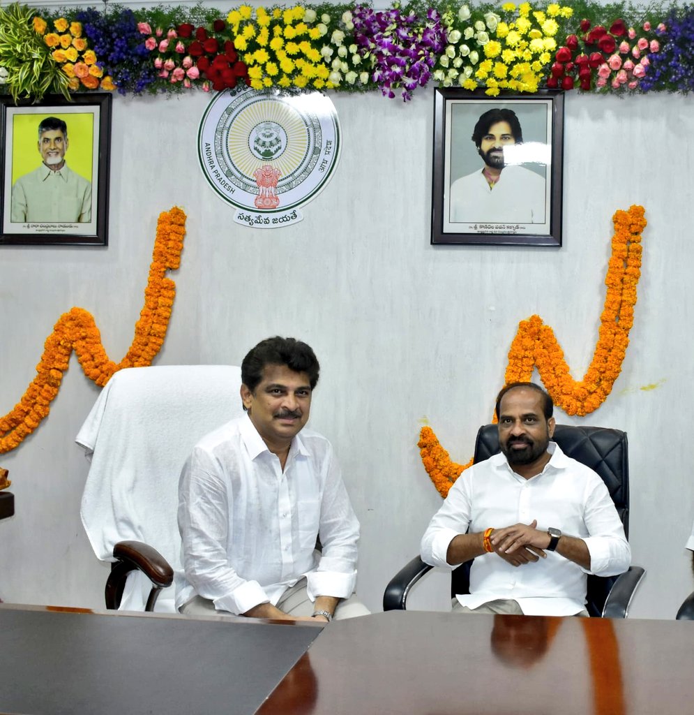 JSPSrinivasarao's tweet photo. ఏపీ మెడికల్ సర్వీసెస్ &amp; ఇన్ఫ్రా స్ట్రక్చర్ డెవెలప్మెంట్ కార్పొరేషన్ చైర్మన్ గా #APMSIDC కార్యాలయంలో బాధ్యతలు స్వీకరించిన సందర్భంగా ఆంధ్ర రాష్ట్ర వైధ్య ఆరోగ్య శాఖ మంత్రివర్యులు 
శ్రీ @satyakumar_y గారు కలిసి శుభాకాంక్షలు తెలియజేయటం జరిగింది. https://t.co/ax9UYZJWf8