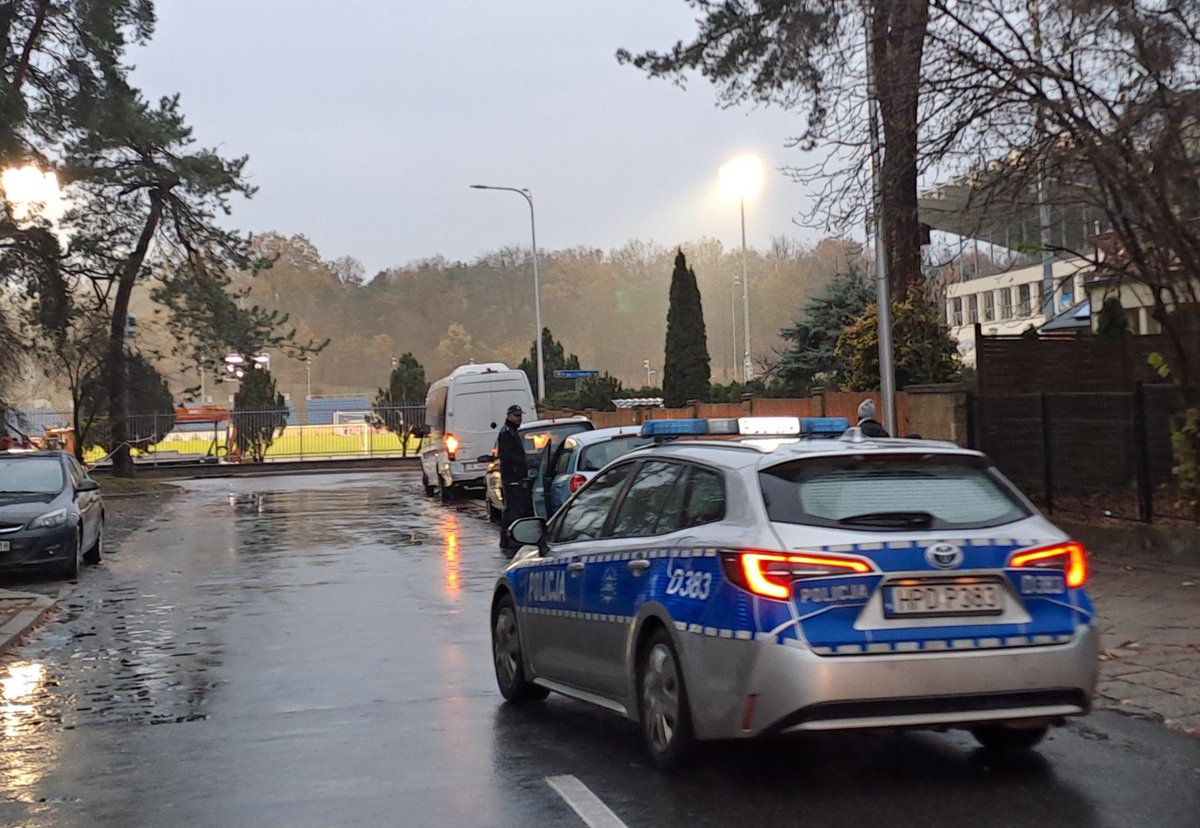 PolicjaPulawska's tweet photo. ⚽ Już dzisiaj, o godzinie 16.00 na stadionie #MOSiR w Puławach rozegrany zostanie mecz reprezentacji #U20 w ramach rozgrywek Elite League: 
Polska 🇵🇱  - Anglia 🏴󠁧󠁢󠁥󠁮󠁧󠁿
👮‍♂️👮 Jesteśmy na miejscu, dbamy o Wasze bezpieczeństwo oraz płynność ruchu wokół stadionu. https://t.co/n0aoAucD7g