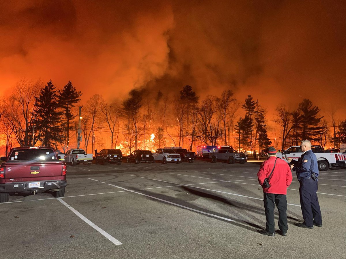 doga_H2024's tweet image. ABD
📍Massachusetts :Dün gece ve bu sabah  Blue Hills  alanında  orman yangını çıktı. 

Yangın 7.000 dönümden fazla bir alanı kaplıyor ve Boston şehir merkezine sadece birkaç dakika uzaklıkta. 🔴🔥
19.11.2024

#wildfire #weather #mafire #mawx