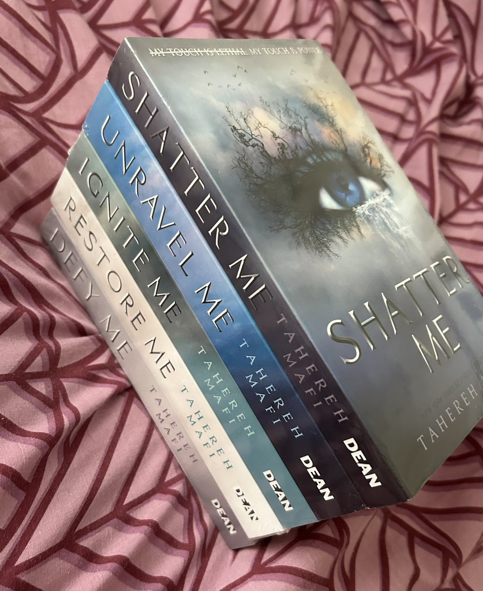 amesbooked's tweet photo. book haul 🫶🏼 what to read first 😫 https://t.co/HqF3XbSSnP