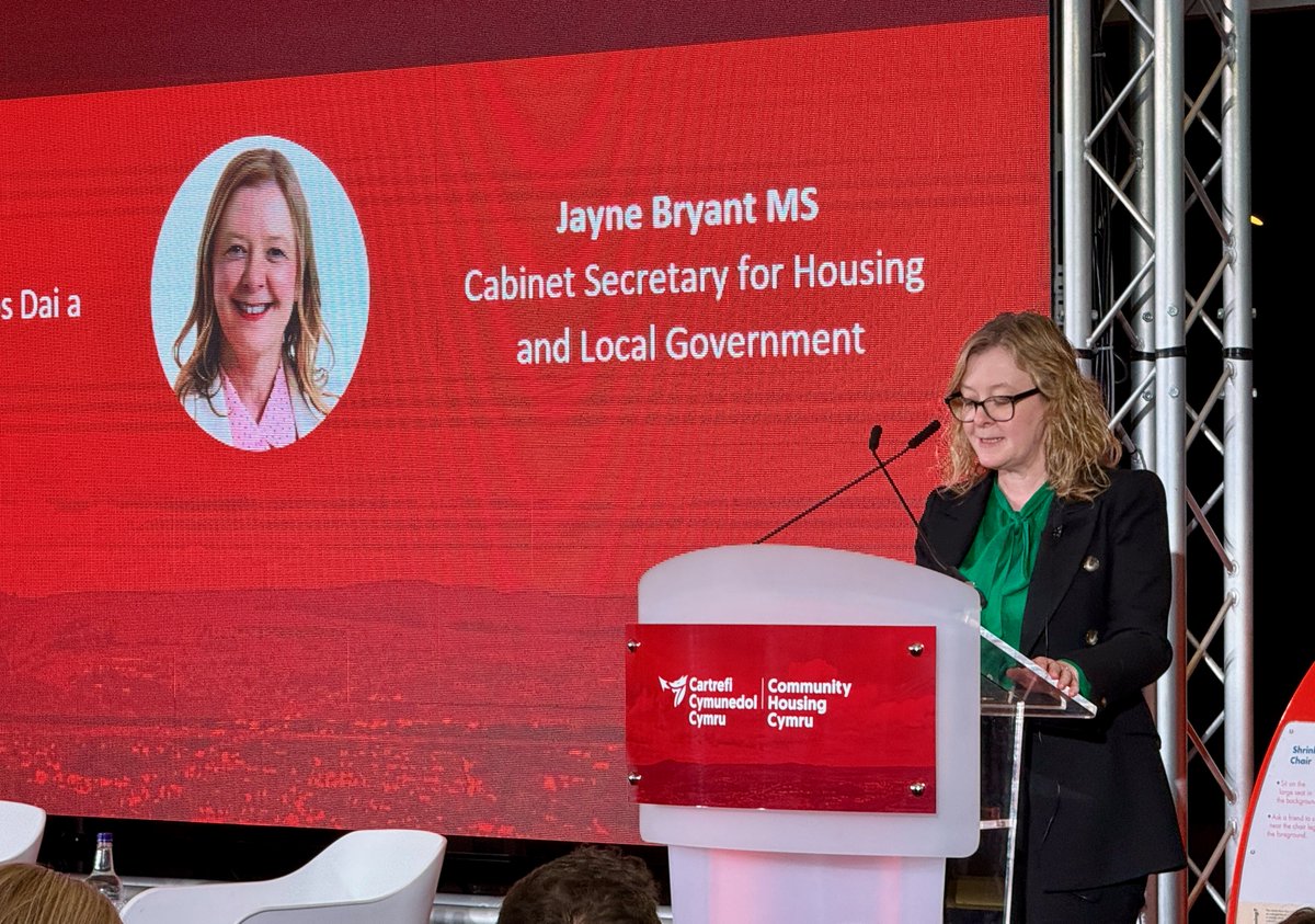 Heddiw, siaradodd yr Ysgrifennydd Cabinet yng nghynhadledd <a href="/CHCymru/">Community Housing Cymru</a> gan ailddatgan, "Mae mynediad at dai o ansawdd da yn datgloi cyfleoedd mewn cymaint o feysydd eraill. Mae buddsoddi mewn tai cymdeithasol yn lleihau tlodi, yn gwella iechyd ac yn helpu i ysgogi twf economaidd."🗣️