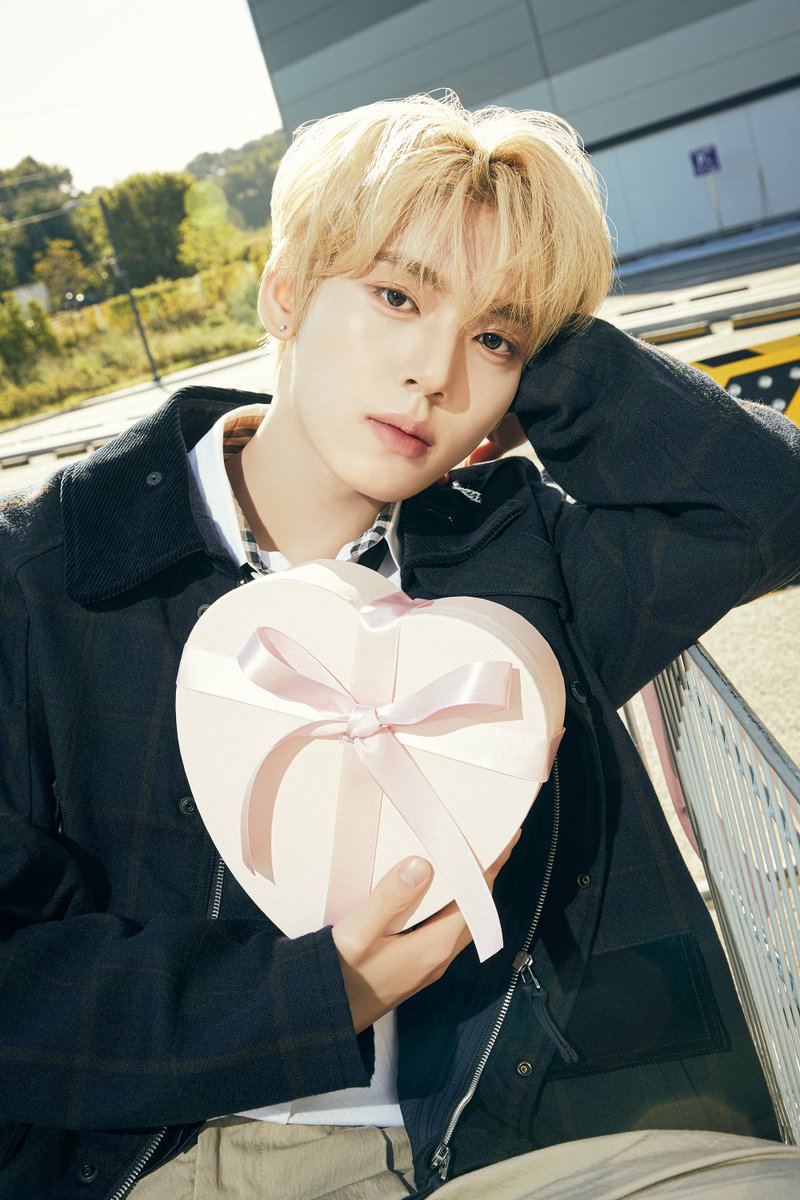ZB1_jp's tweet photo. ZEROBASEONE Japan 1st EP 
『PREZENT』

Concept Photo 1
#HANYUJIN #ハンユジン

2025.01.29 00:00 (JST)

#ZEROBASEONE #ZB1
#PREZENT
#NOW_OR_NEVER
#Only_One_Story https://t.co/lk4dJYillZ
