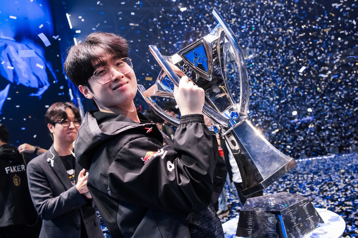 lolesports's tweet image. Onto the next chapter.