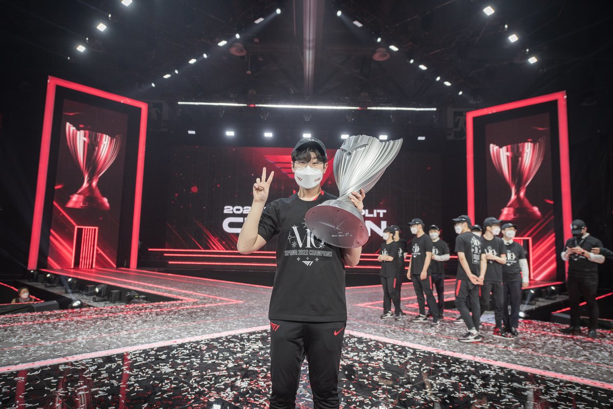 lolesports's tweet image. Onto the next chapter.