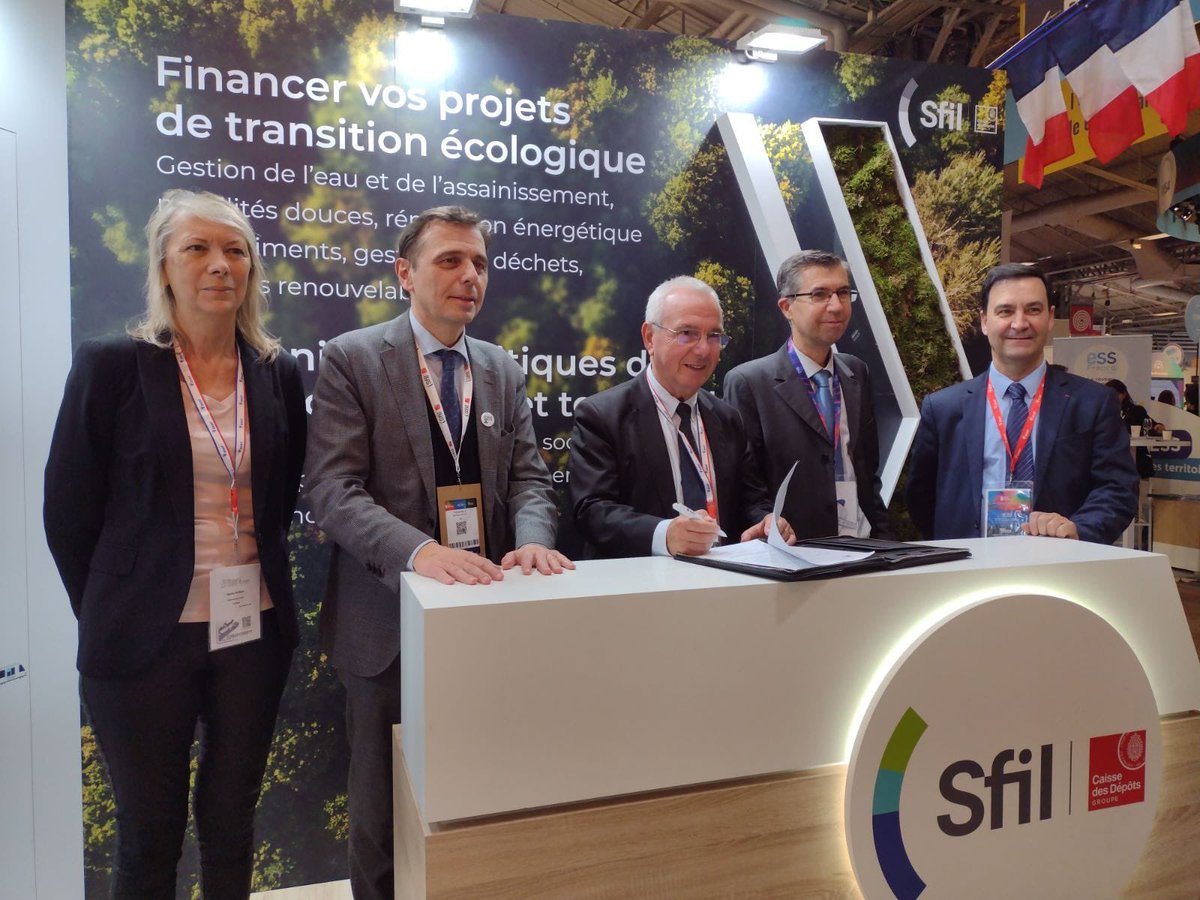 JeanLeonetti's tweet photo. 🏆Dans le cadre du #salondesmaires, j’ai l’honneur de recevoir, au nom de la Ville d’@antibes_jlp en présence de @MarikaRoman et de Stéphane Pintre, le Trophée « PRÊT VERT » remis par Bertrand Sadorge, Directeur du Réseau Banque des Entreprises et du Développement local de @LaBanquePostale. Ce trophée récompense l’engagement de la Ville d’#Antibes en faveur de projets responsables et durables. Il incarne une vision partagée: construire un avenir respectueux des défis environnementaux et sociaux.
En 2024, la Ville d’Antibes Juan-les-Pins a obtenu des financements pour des projets structurants à forte valeur sociale et environnementale. La Banque Postale a ainsi contribué au financement de la Salle Omnisport Paul CHARPIN, un équipement moderne et durable dédié au sport, à la culture et à la vie associative.
Il marque une reconnaissance de notre engagement et nous encourage à poursuivre nos efforts pour développer un territoire innovant, durable et au service des Antibois. Merci à La Banque Postale pour sa confiance et ce partenariat précieux