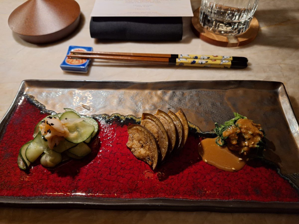 Food and Travel MX (@foodandtravelmx) on Twitter photo Una auténtica experiencia íntima y japonesa sucede al interior del <a href="/FSMexico/">Four Seasons Mexico</a> en el nuevo OMA, una barra para solo 10 comensales, quienes disfrutarán de un omakase en manos del chef Abraham López. Una auténtica experiencia íntima y japonesa sucede al interior del <a href="/FSMexico/">Four Seasons Mexico</a> en el nuevo OMA, una barra para solo 10 comensales, quienes disfrutarán de un omakase en manos del chef Abraham López.