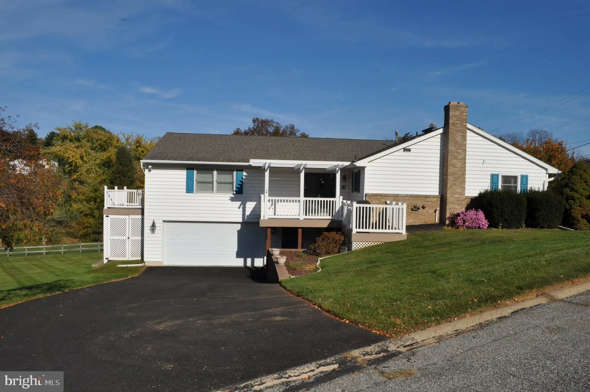 GinterGroup's tweet image. 396 Frederick Drive, Dallastown, PA, 17313
4 bed | 4 bath 3660 Sq. Ft.
Active | 399900
bit.ly/4fAklGW
Discover your dream home with this fabulous 4-bedroom, 4-bathroom property that combines modern luxury with everyday comfort. Nestled on a spacious corner lot, this...