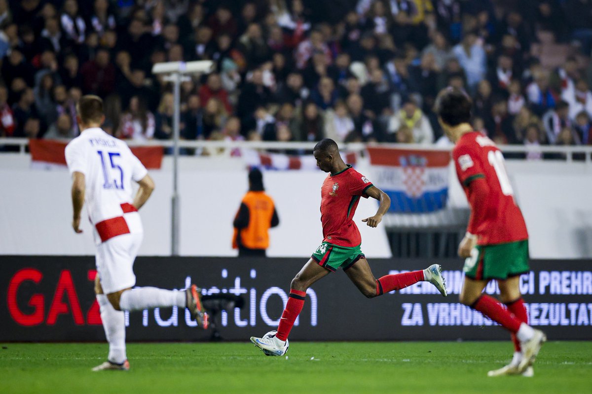 É um momento especial para mim. Estou muito feliz e agradecido pela oportunidade de estrear-me por <a href="/selecaoportugal/">Portugal</a> e por ter cumprido um dos meus maiores objetivos. 🇵🇹🙏🏾💪🏾
Agora, focado no <a href="/FCPorto/">FC Porto</a> 🔵⚪️